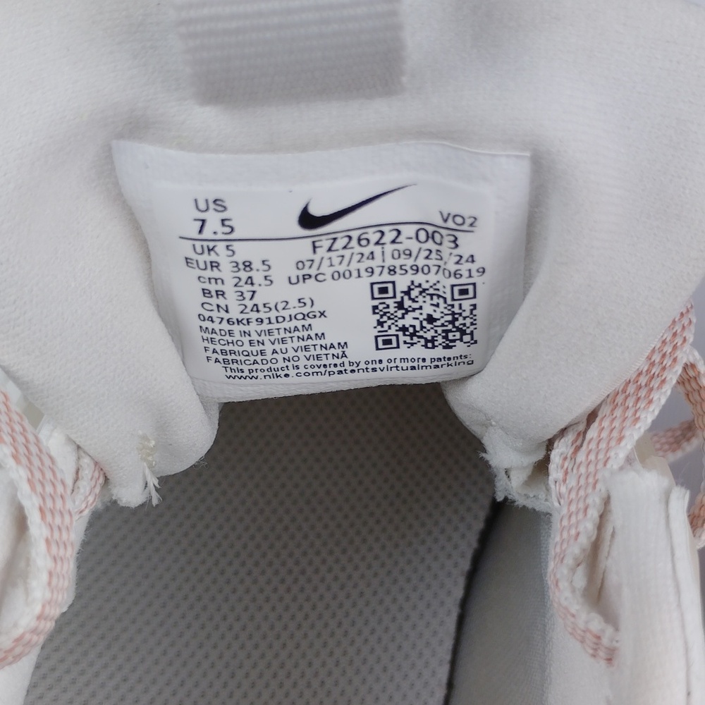 Nike Women's White and Peach Athletic Sneakers - Picture 13 of 16